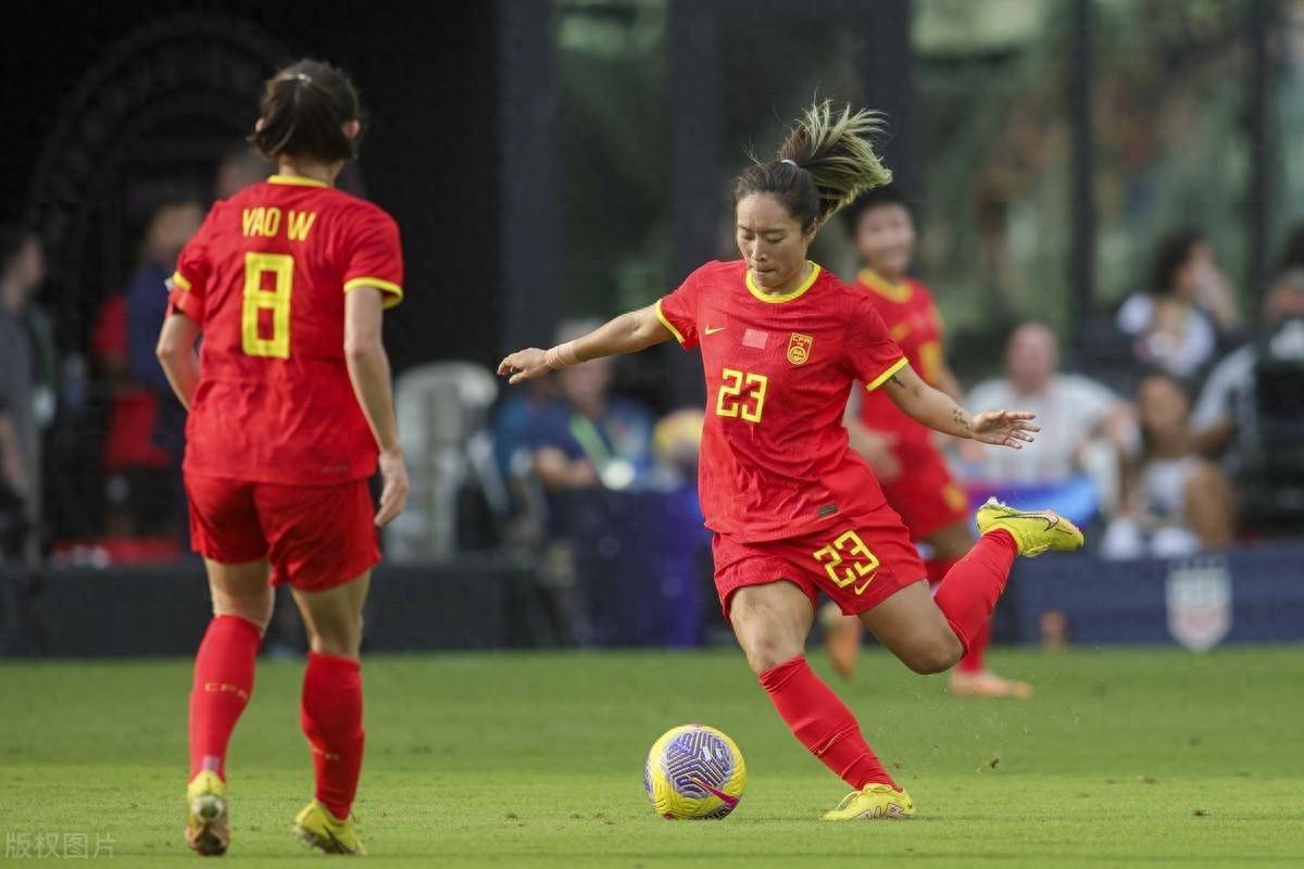 DB彩票-女足比赛中中国选手向对手发起猛烈冲击