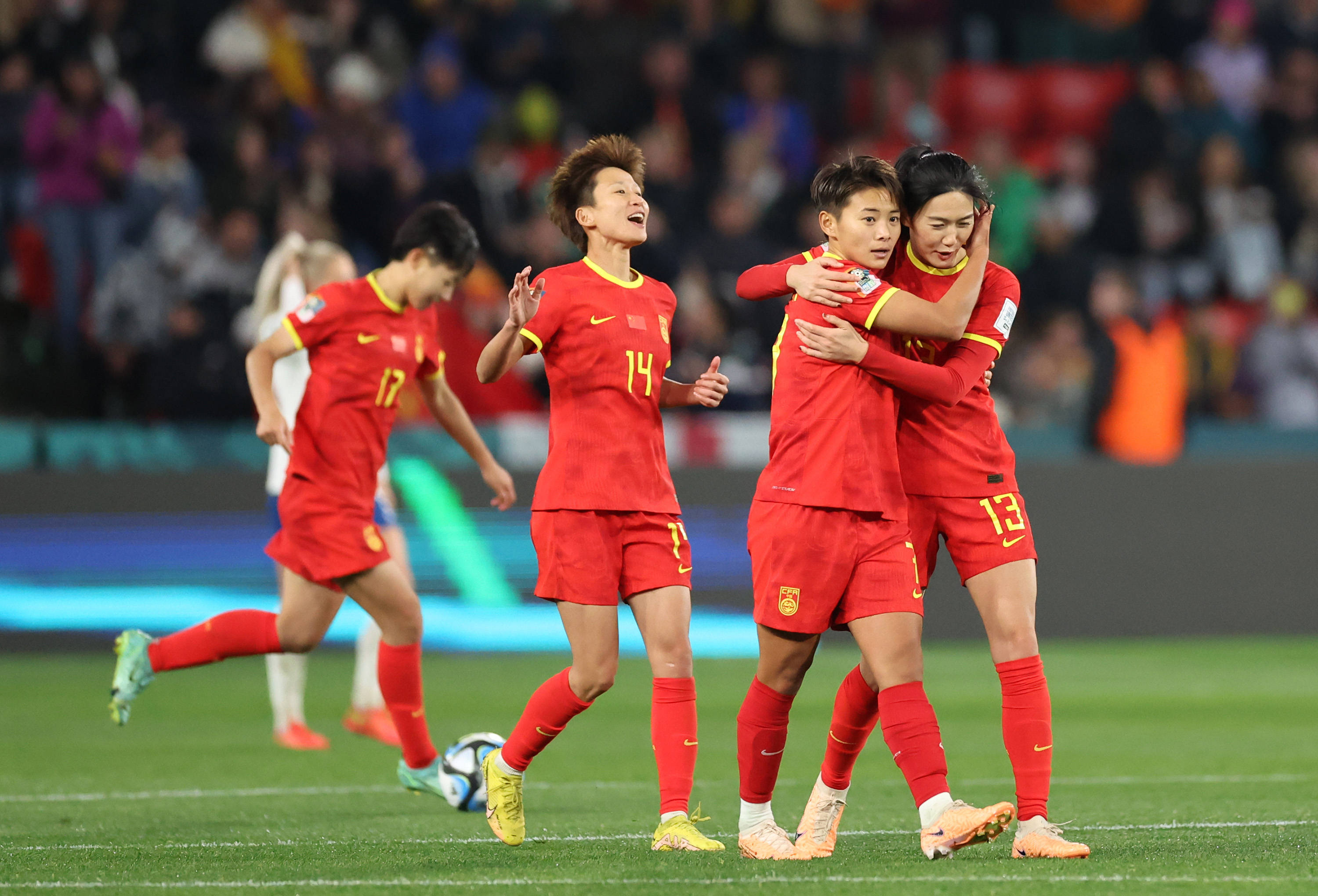 女足比赛中中国选手向对手发起猛烈冲击