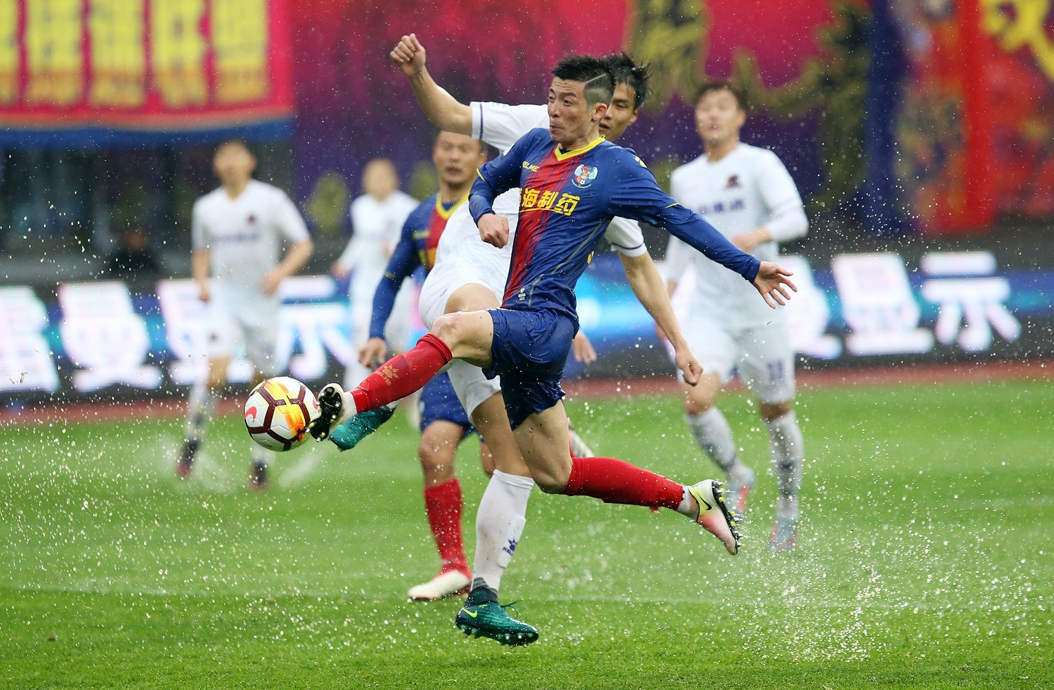 青岛黄海客场击败强敌,坚守前列 青岛黄海客场击败强敌,坚守前列