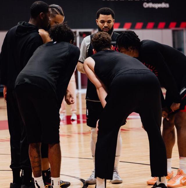 关于战线拉长，球队全方位备战季后赛的信息