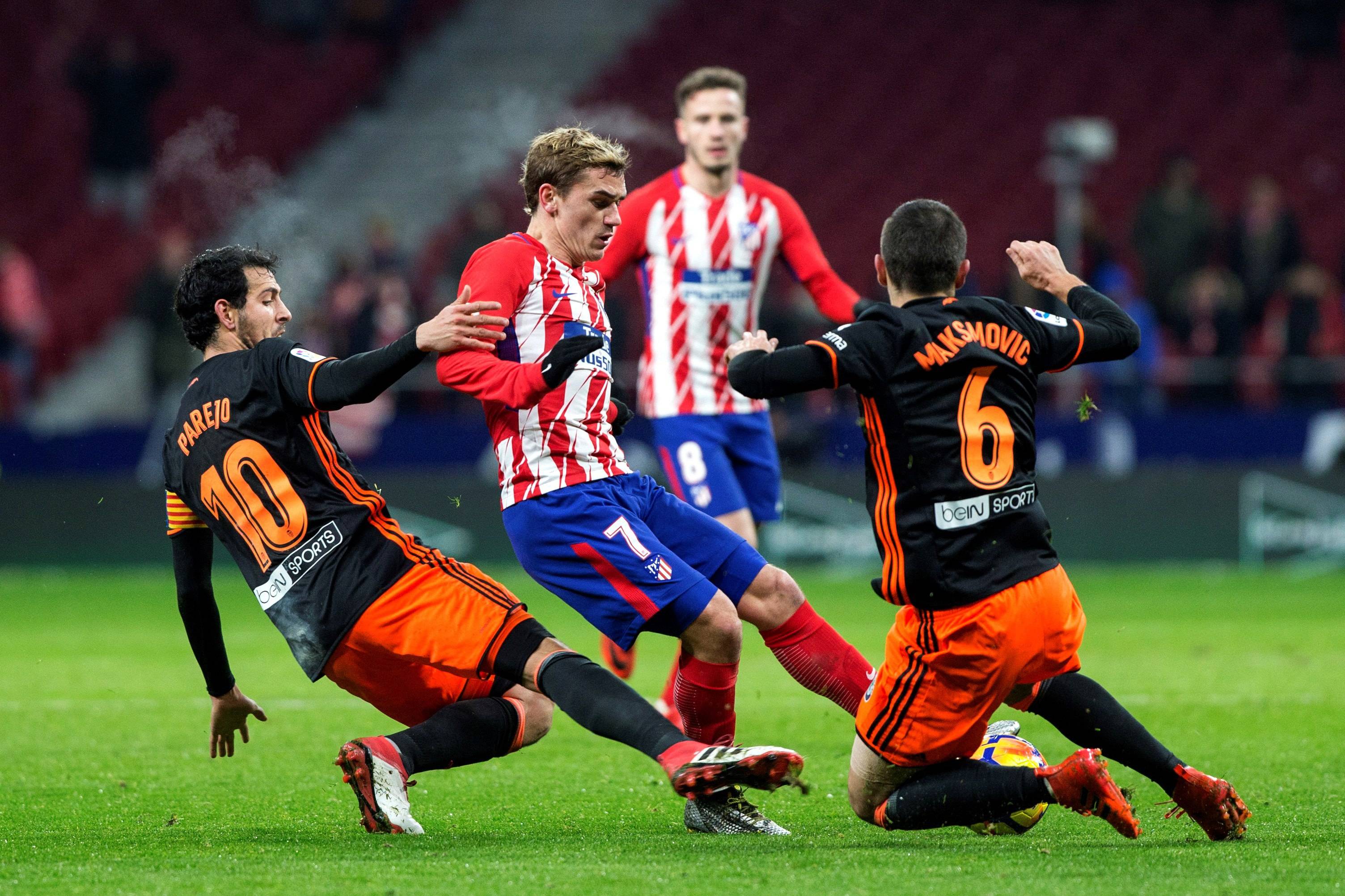 DB彩票-精彩绝伦的比赛过后，两队球员互相致意