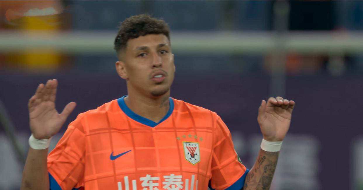 比赛中一位老将球员展现出领导作用 比赛中一位老将球员展现出领导作用