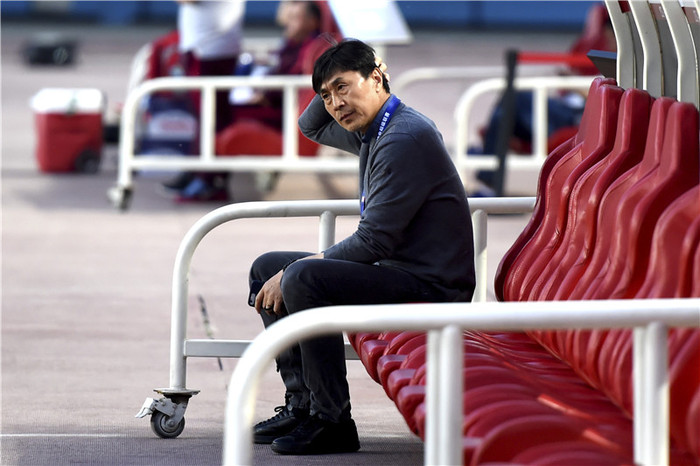 富力客场爆冷负，暂时止住连胜表现起伏波动的简单介绍