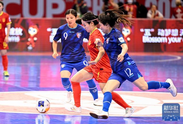 热情比赛：女子足球队争分夺秒的简单介绍