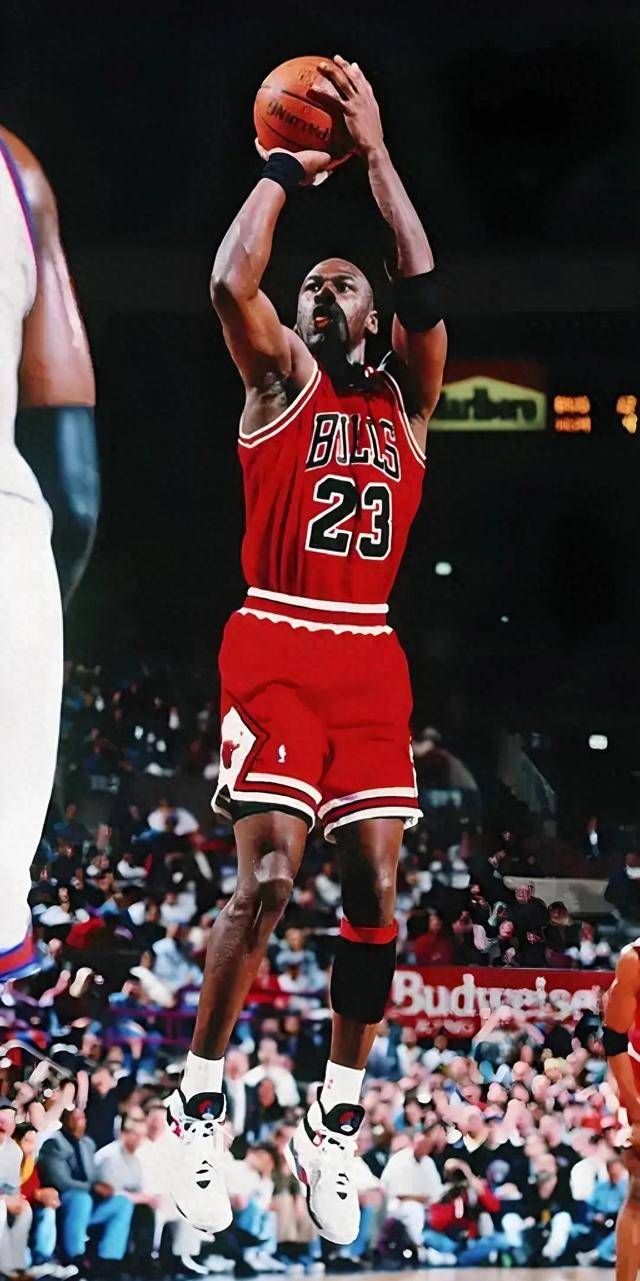 传奇球员退役：篮球史上最伟大的球员之一离场的简单介绍