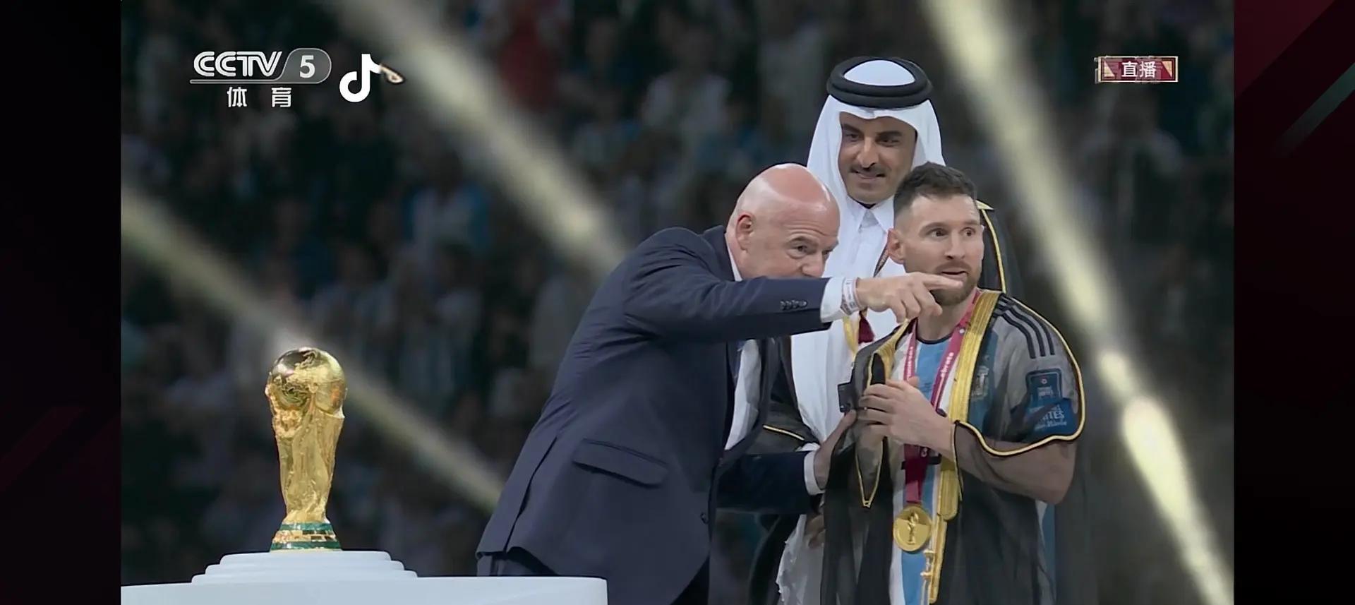 阿根廷队在南美女足杯决赛中战胜智利，捧起冠军奖杯