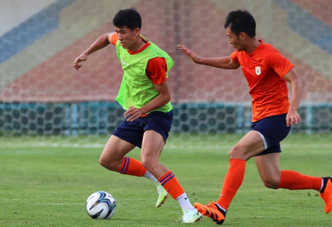 球队训练强度加大，备战形势看好