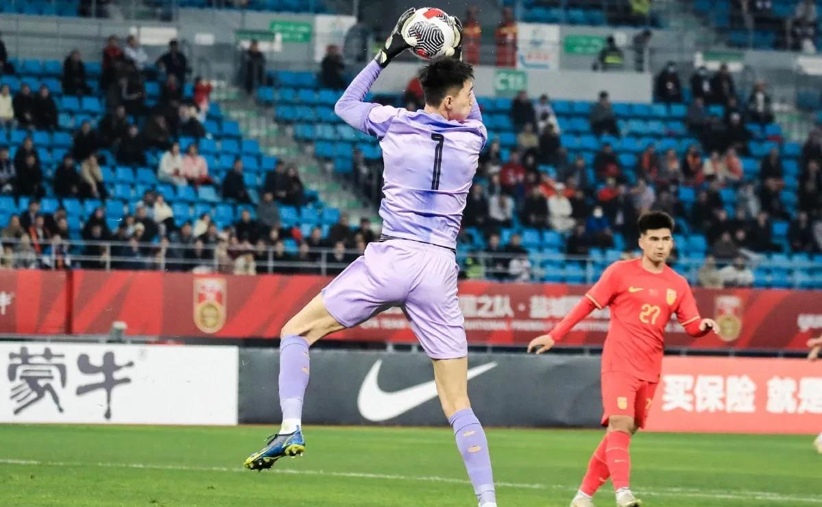 球员在足球比赛中展现技术实力 球员在足球比赛中展现技术实力