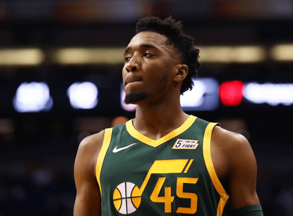 爵士队全力以赴争取胜利，表现抢眼