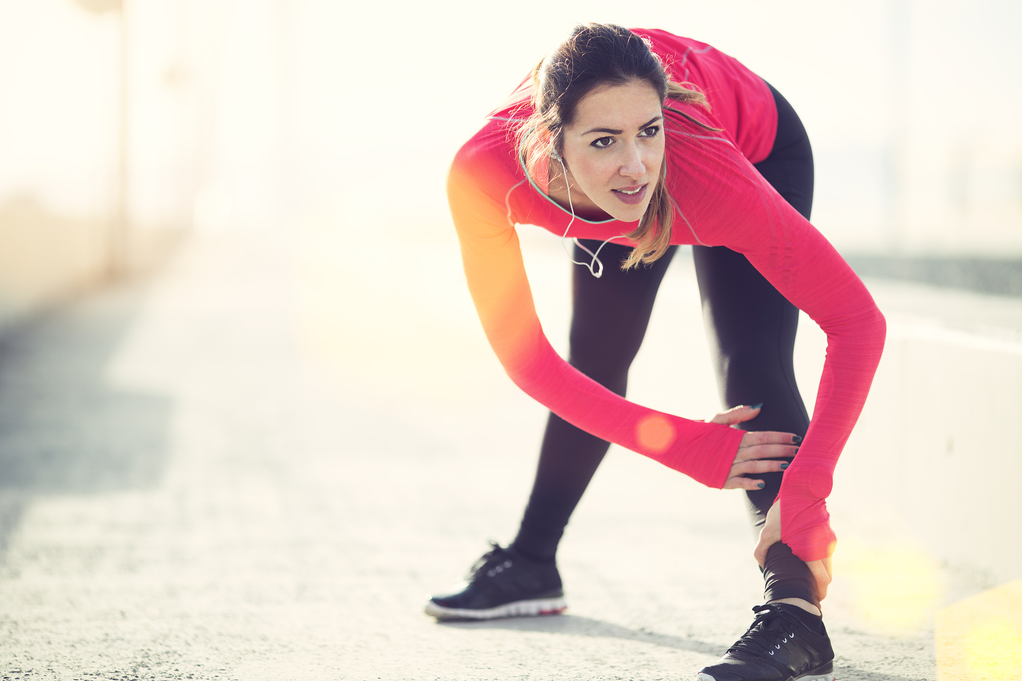 女子足球运动员坚持训练,努力提高自己 女子足球运动员坚持训练,努力提高自己