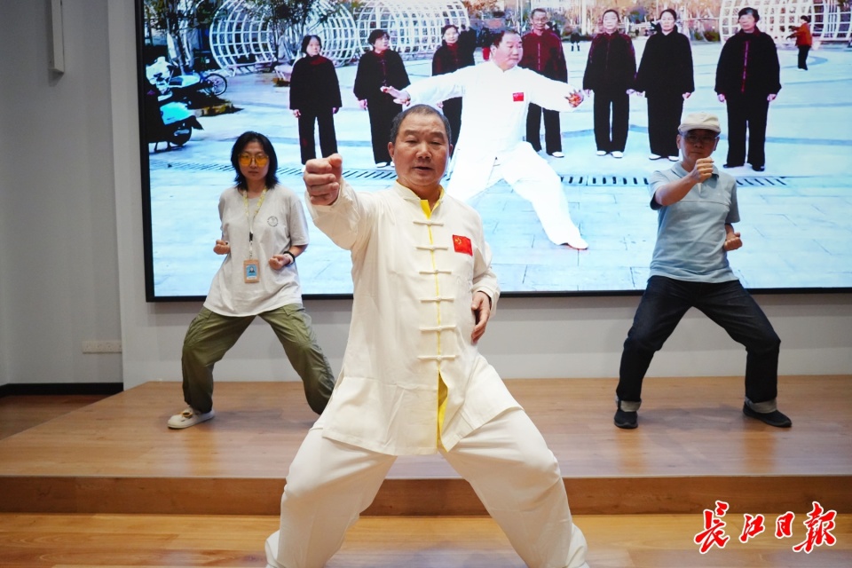 关于马来西亚游泳选手再次夺冠，赢得掌声的信息