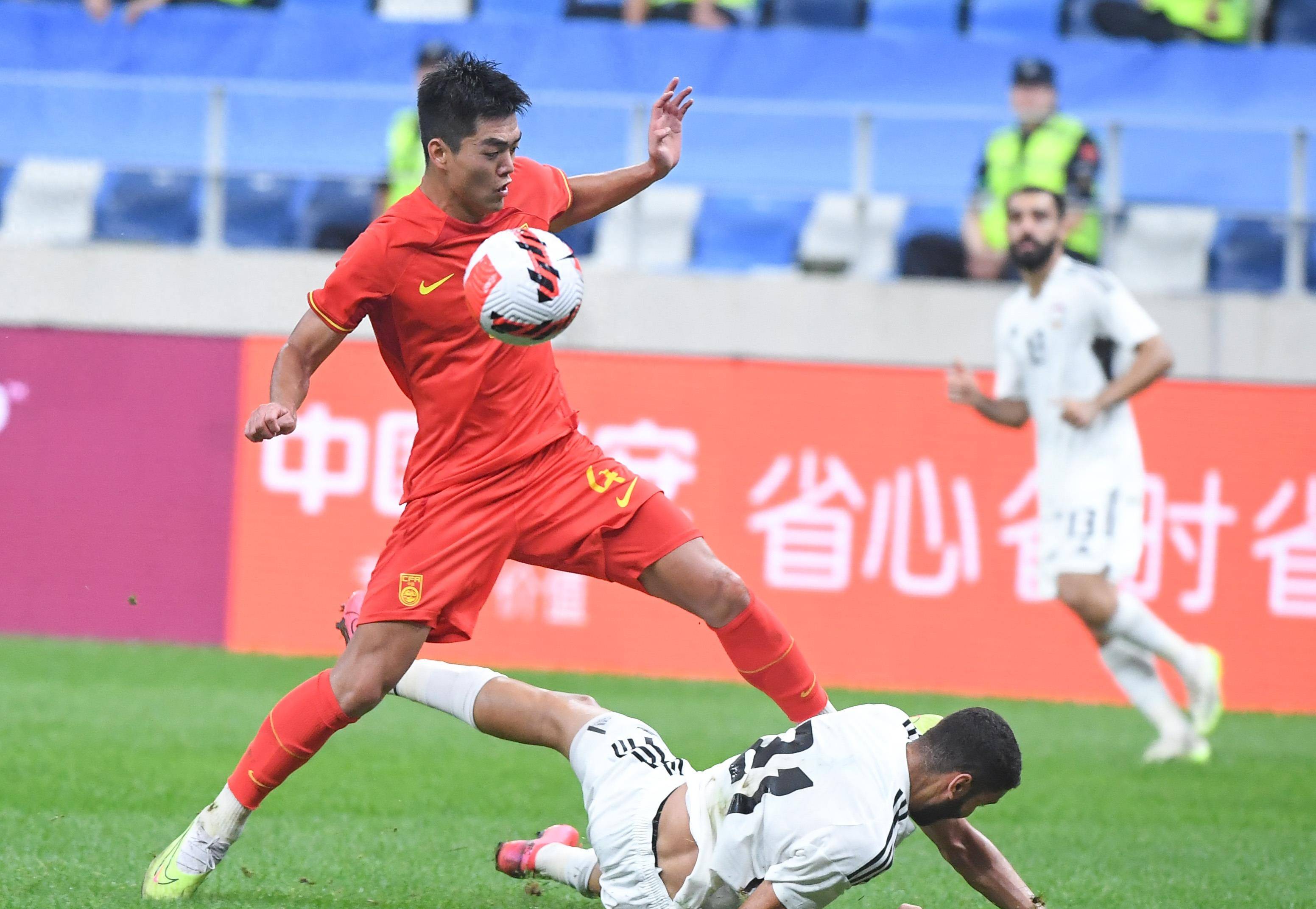 中国足球比赛中球员面对困境并不躲避! 中国足球比赛中球员面对困境并不躲避!