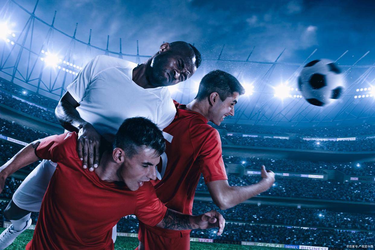 精彩绝伦的足球对决，引来无数观众