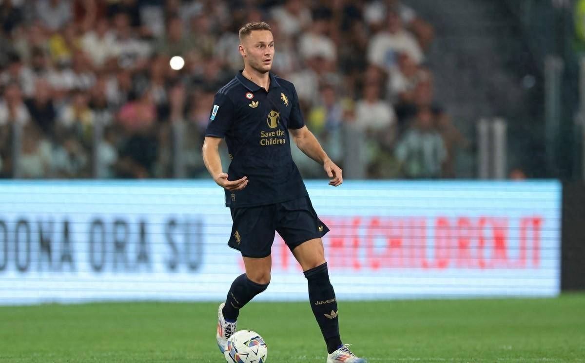 十人尤文图斯战平罗马，晋级艰辛