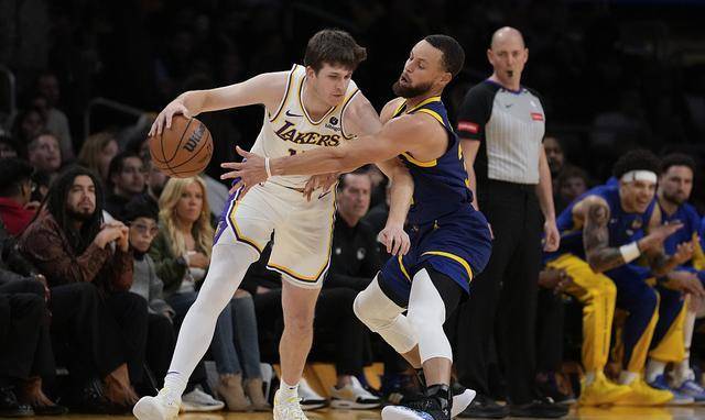 勇士大胜湖人，库里狂砍40分！