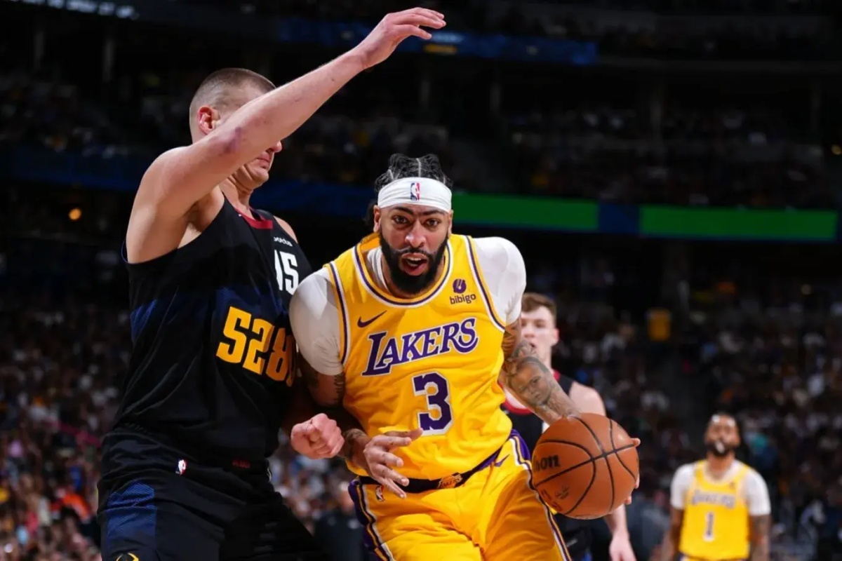 湖人队客场逆转获胜，实现艰难胜利的简单介绍